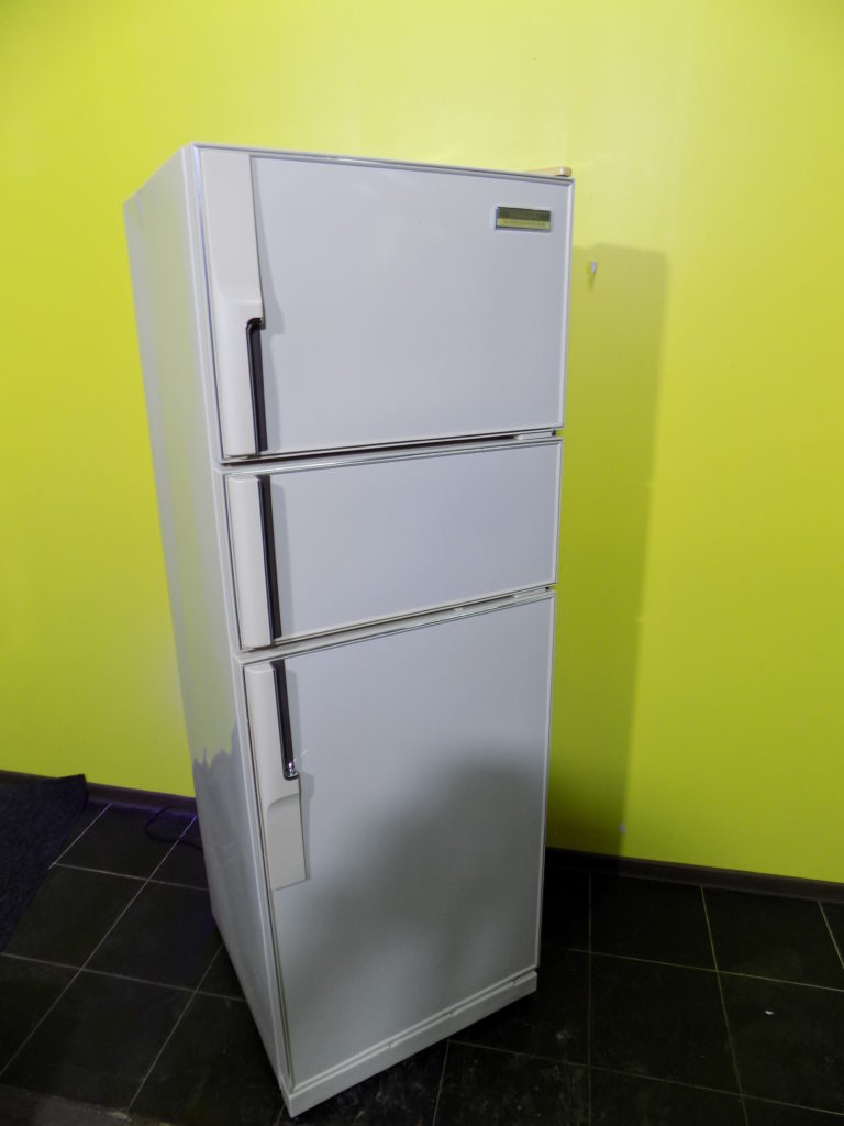 Куплю холодильники б у новосибирск. Холодильник Аристон трехкамерный. Продается холодильник. Холодильник б/у. Холодильник с рук.